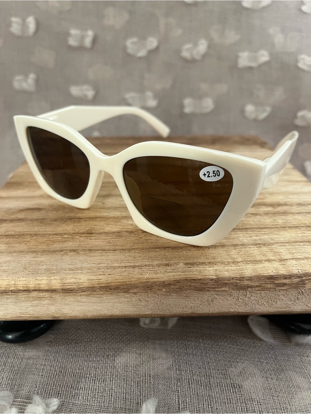 Women's Cat Eye bifocal Reading Sunglasses - White